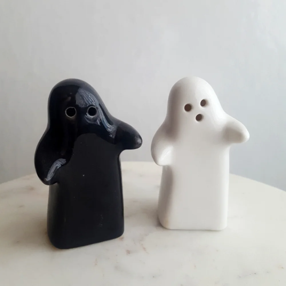 🌙 Hugging Ghosts Salt and Pepper Shakers - Picture 1 of 5